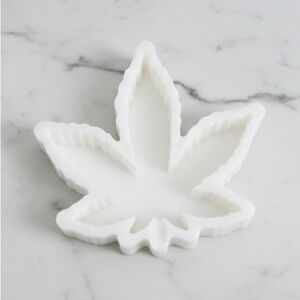 NWT Resin Leaf Ashtray – Handmade – White